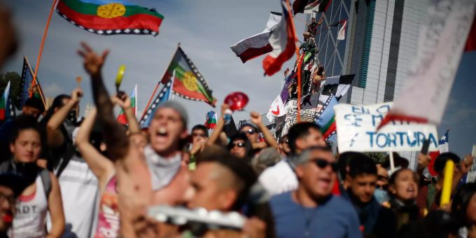 Demonstranten nehmen an einem Protest in Santiago teil. Bei Massenkundgebungen in mehreren Städten Chiles haben erneut Hunderttausende Menschen schnelle und tiefgreifende Reformen von der Regierung eingefordert. Proteste in Chile