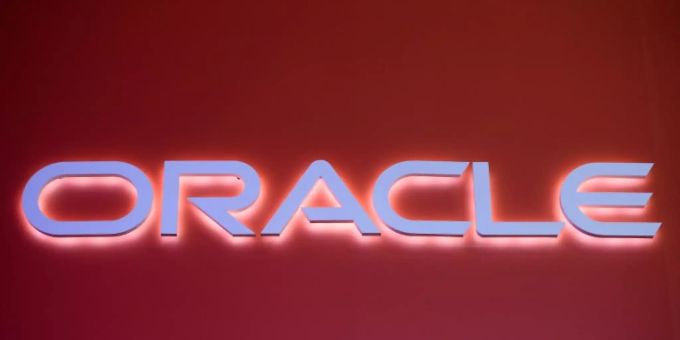Das Logo von Oracle an einer roten Fassade. Oracle WebLogic Server