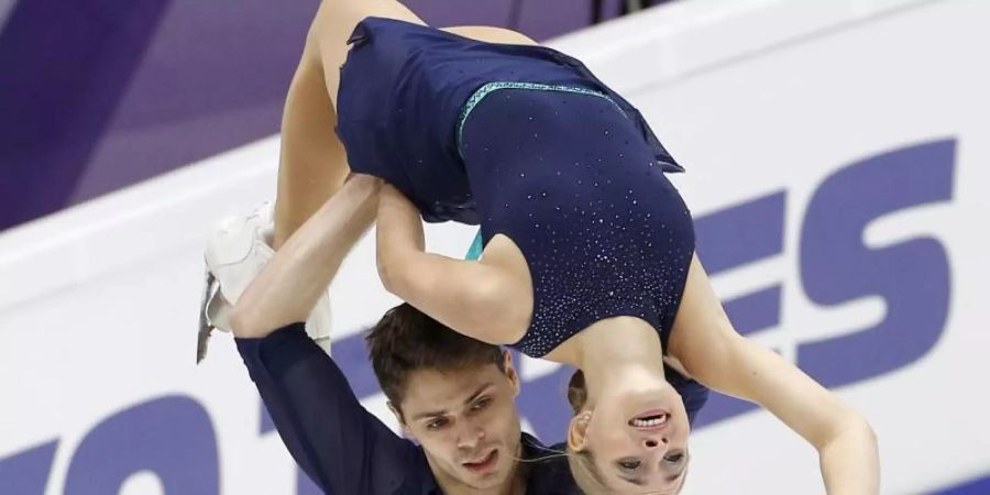 Vierte nach dem Kurzprogramm in Moskau: Minerva-Fabienne Hase und Nolan Seegert in Aktion. Foto: Alexander Zemlianichenko/AP/dpa