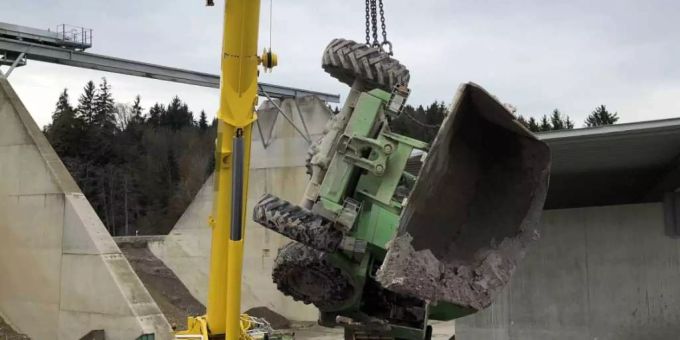 Der Dumper wurde mit Hilfe eines Krans aus der Kiesgrube geborgen. lütisburg dumper