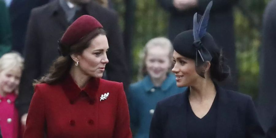 Meghan Markle und Prinzessin Kate (l.) können sich schon eine ganze Weile nicht mehr leiden.