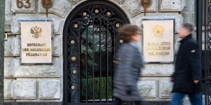 Russische Botschaft in Berlin-Mitte: Der mutmassliche Auftragsmord an einem Georgier hat eine diplomatische Krise zwischen Deutschland und Russland ausgelöst. Foto: Bernd von Jutrczenka/dpa Russische Botschaft in Berlin-Mitte: Der mutmassliche Auftragsmord an einem Georgier hat eine diplomatische Krise zwischen Deutschland und Russland ausgelöst. Foto: Bernd von Jutrczenka/dpa