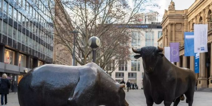 Die Skulpturengruppe "Bulle und Bär" vor der Börse in Frankfurt. Viele Anleger dringen auf saubere Geschäfte. Foto: Silas Stein/dpa Die Skulpturengruppe "Bulle und Bär" vor der Börse in Frankfurt. Viele Anleger dringen auf saubere Geschäfte. Foto: Silas Stein/dpa