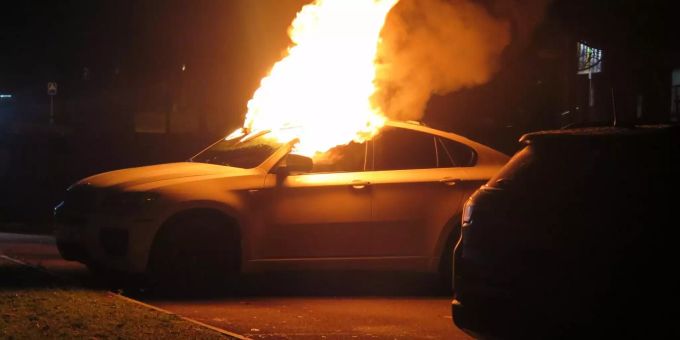 In Aesch BL ist am Montag ein Auto in Flammen aufgefangen. Aesch BL