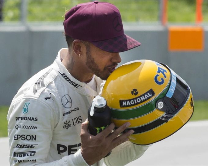Lewis Hamilton mit einem Helm seines Idols Ayrton Senna. Lewis Hamilton Ayrton Senna