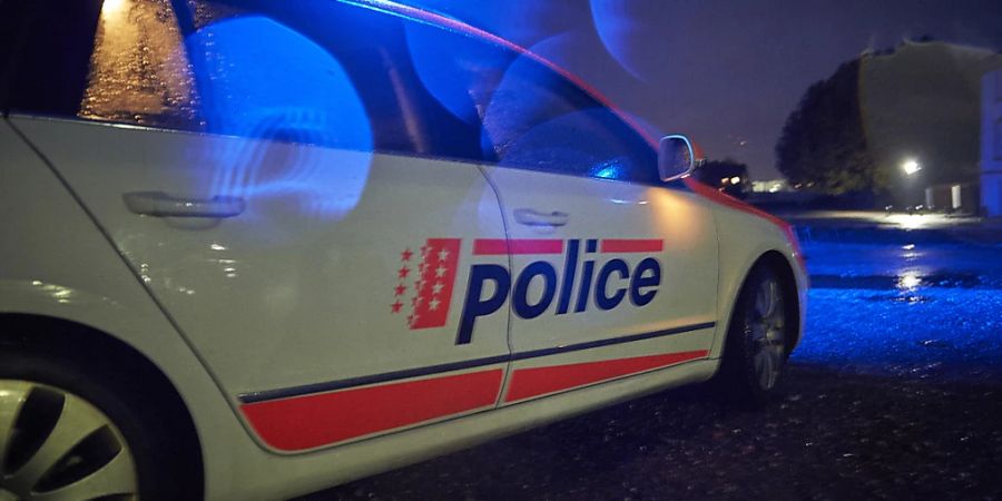 Erfolgloses Wettrennen mit der Polizei: In der Nacht auf Sonntag stoppten die Sicherheitskräfte im Wallis einen 17-Jährigen aus Frankreich, der sich einer Kontrolle entzogen hatte. (Symbolbild)