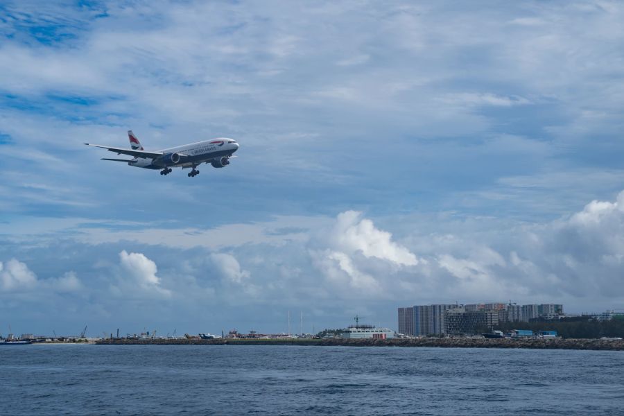 Der internationale Flughafen Malé auf den Malediven gilt als besonders schön. Man landet mitten im tropischen Paradies.