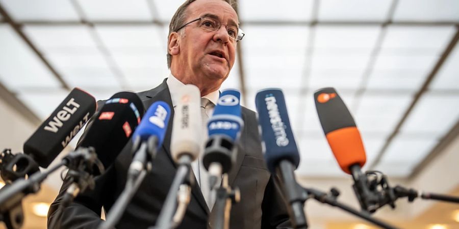 Boris Pistorius (SPD), Verteidigungsminister, gibt ein Pressestatement. Foto: Michael Kappeler/dpa