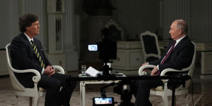 Kreml-Chef Wladimir Putin (r) im Interview mit dem ehemaligen «Fox»-Moderator Tucker Carlson. Wladimir Putin