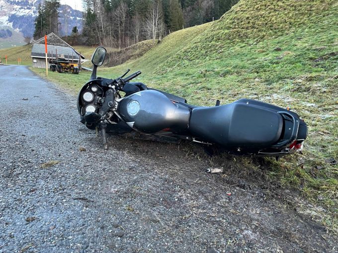 Der Motorradlenker wurde leicht verletzt. Unfall Nesslau