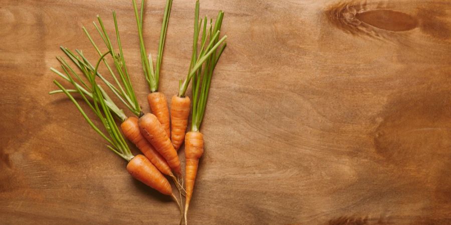 Für die meisten Menschen und als Teil einer ausgewogenen, gesunden Ernährung gelten Karotten allgemein als sicher, es sei denn, Sie haben eine Allergie dagegen.