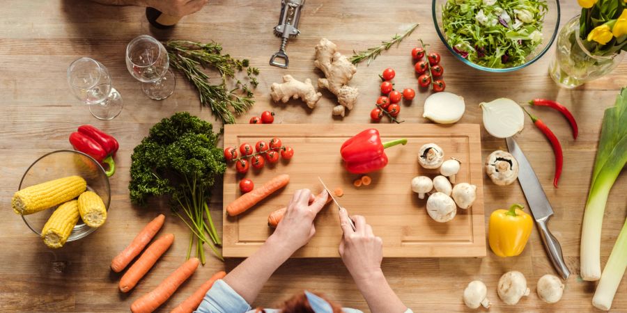 frau schneidet gemüse cholesterin