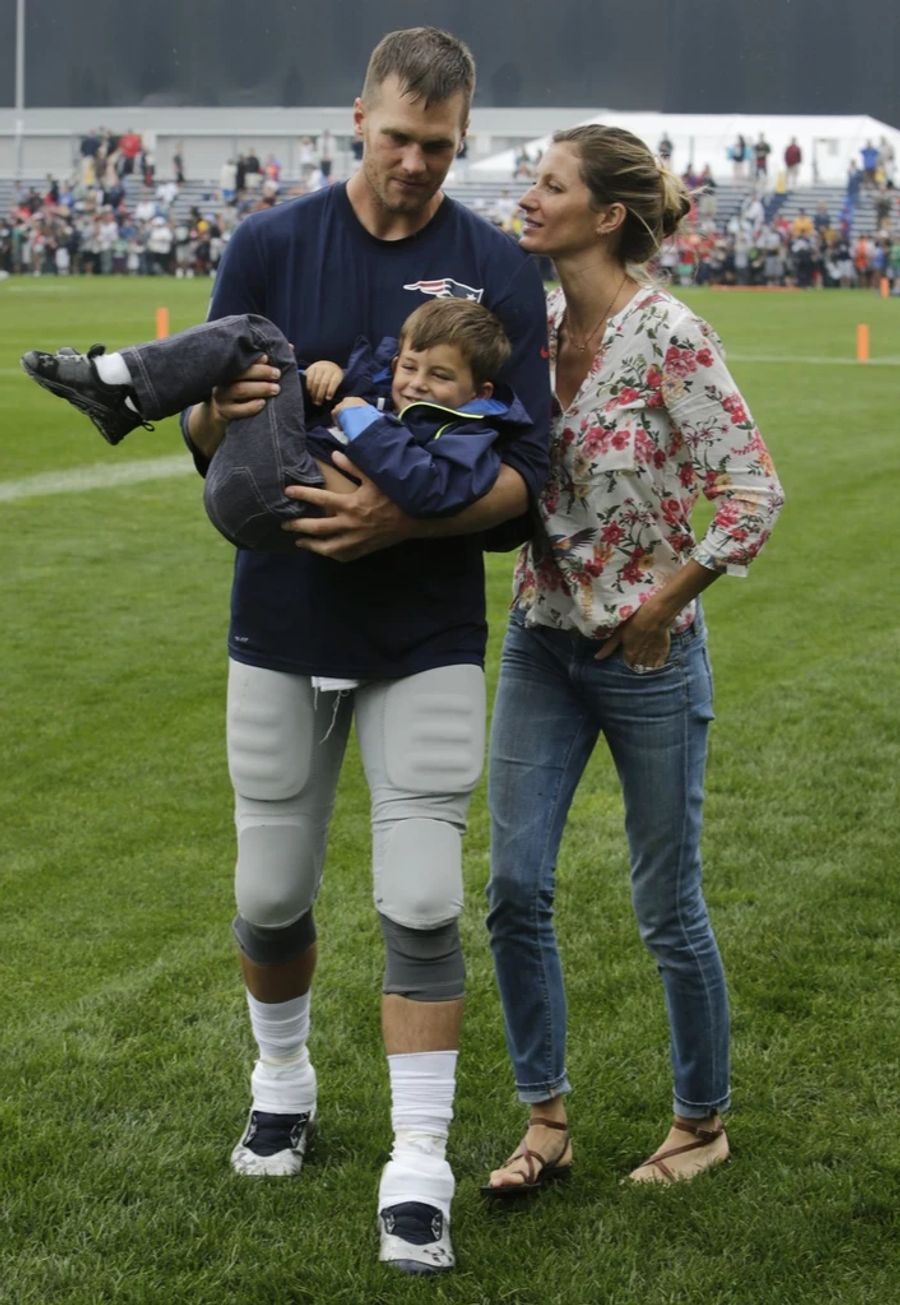 Gisele Bündchen und Sohn Benjamin besuchen Tom Brady beim Training.