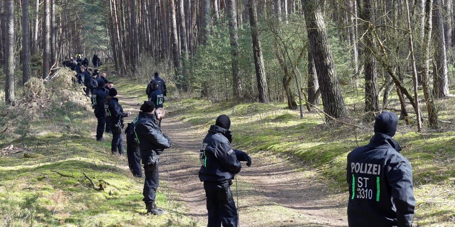 Zahlreiche Einsatzkräfte der Polizei durchsuchen im Vermisstenfall «Inga» erneut ein Gebiet im Landkreis Stendal.