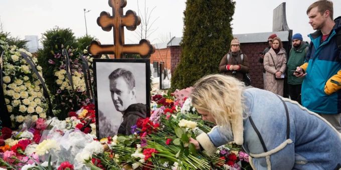 Das Grab von Alexej Nawalny in Moskau wird immer noch mit Blumen überhäuft. Alexej Nawalny