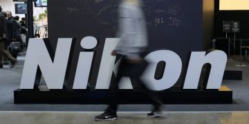nikon red