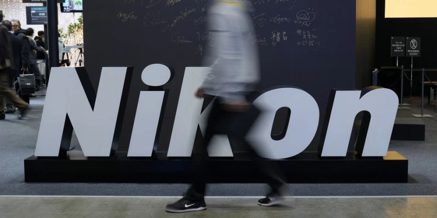 nikon red