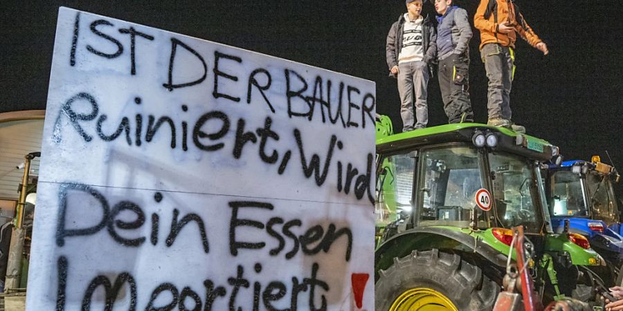 Landwirte machen mit Plakaten auf ihre Forderungen und Sorgen aufmerksam.