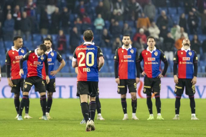Fabian Frei kehrt nach dem Fehlschuss zu den Mitspielern zurück. FC Basel