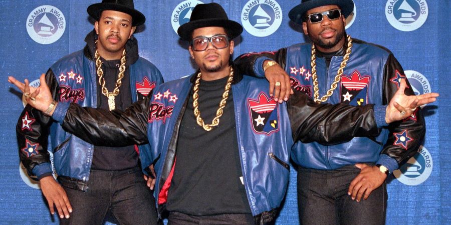 Die Rap-Gruppe Run-DMC: Joseph «Run» Simmons (l-r), Darryl «DMC» McDaniels und Jason Mizell «Jam Master Jay», im März 1988.