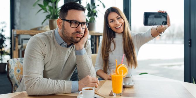 Frau bei Date am Handy