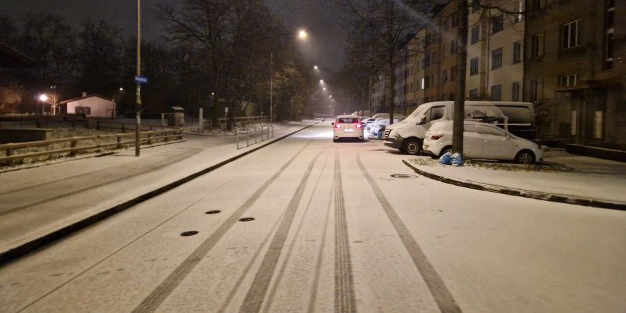 Vielerorts - wie hier in Bern - waren die Strassen am Montagmorgen mit Schnee bedeckt.