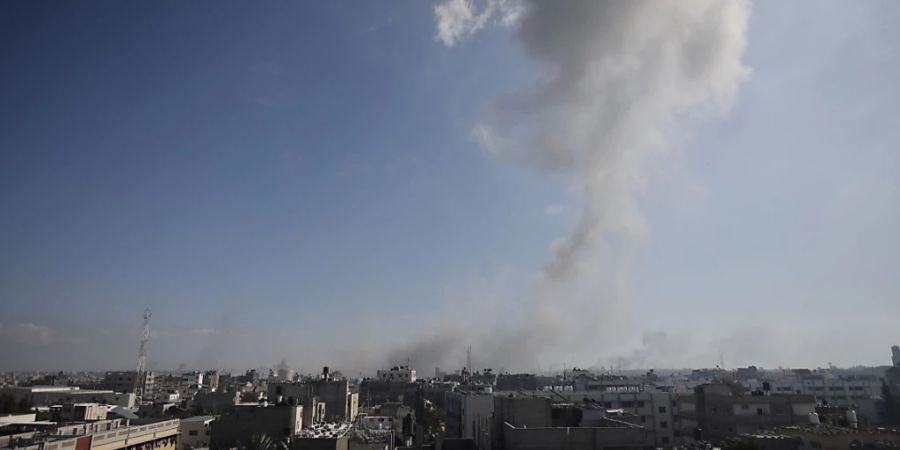 Rauch steigt nach einem israelischen Luftangriff über Gebäuden auf. Foto: Mohammed Dahman/AP/dpa