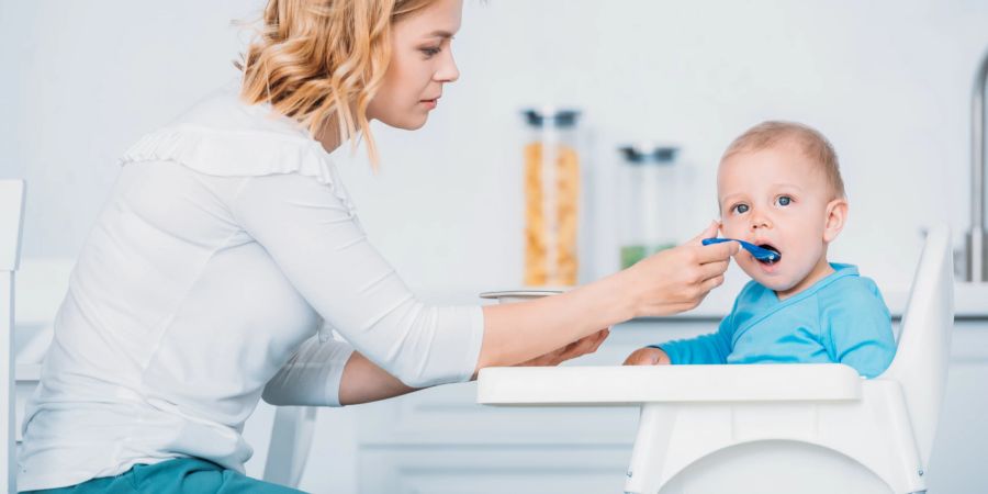 Sowohl für Eltern als auch für Kinder ist es ein besonderer Moment, wenn das Baby in den Hochstuhl darf.