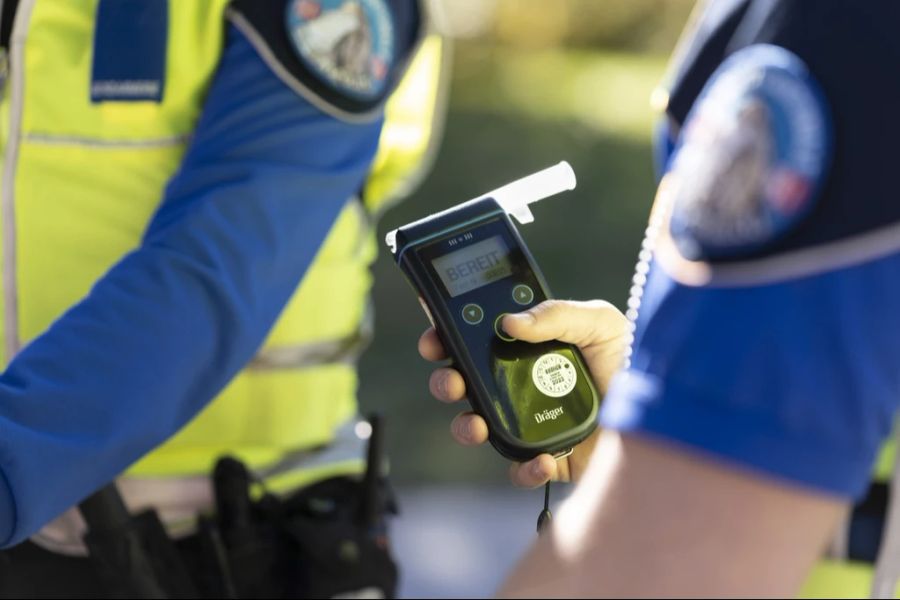 Bald trifft die Regionalpolizei am Tatort ein, danach Beamte der Kantonspolizei. Sie befragen Opfer und mutmassliche Täter und führen Alkoholkontrollen durch. (Symbolbild)