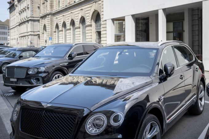 In Basel könnten grosse, schwere Autos schon bald mehr Steuern bezahlen müssen. (Symbolbild) Basel SUV