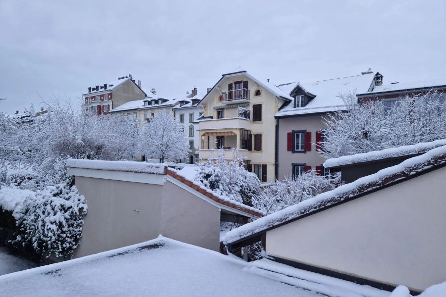 Auch in Freiburg sind die Dächer schneebedeckt.