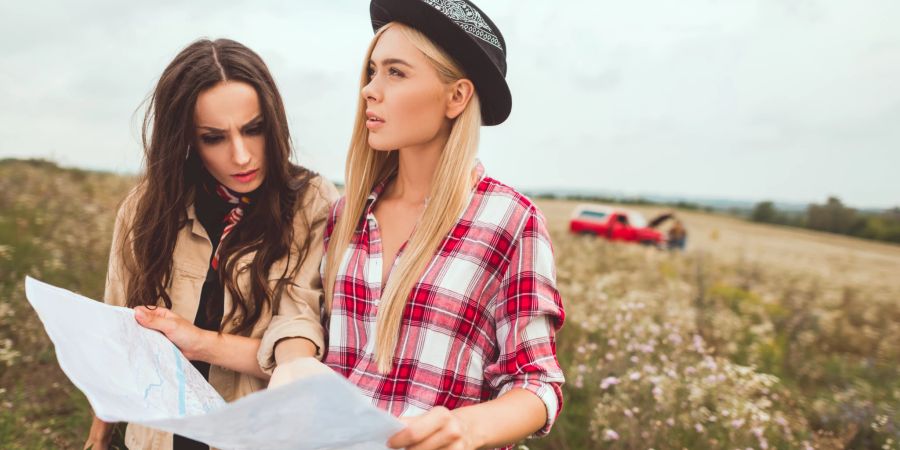 Zwei Frauen lesen eine Landkarte