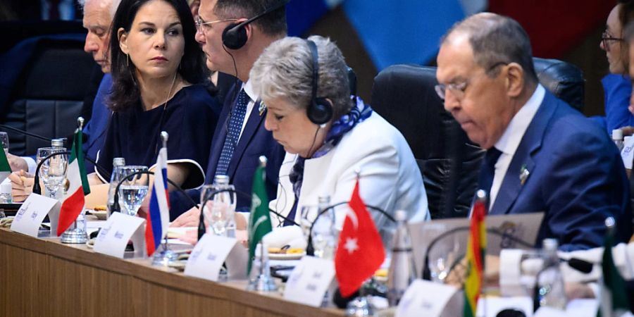 Annalena Baerbock sitzt nur drei Plätze neben Sergej Lawrow (r), Aussenminister von Russland, zu Beginn der ersten Arbeitssitzung des G20-Aussenministertreffens. Foto: Bernd von Jutrczenka/dpa