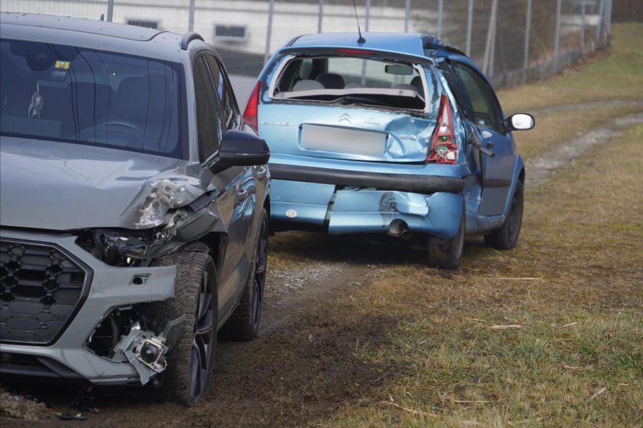 Wegen Glatteis kam es zu mehreren Unfällen mit insgesamt 20 involvierten Autos.