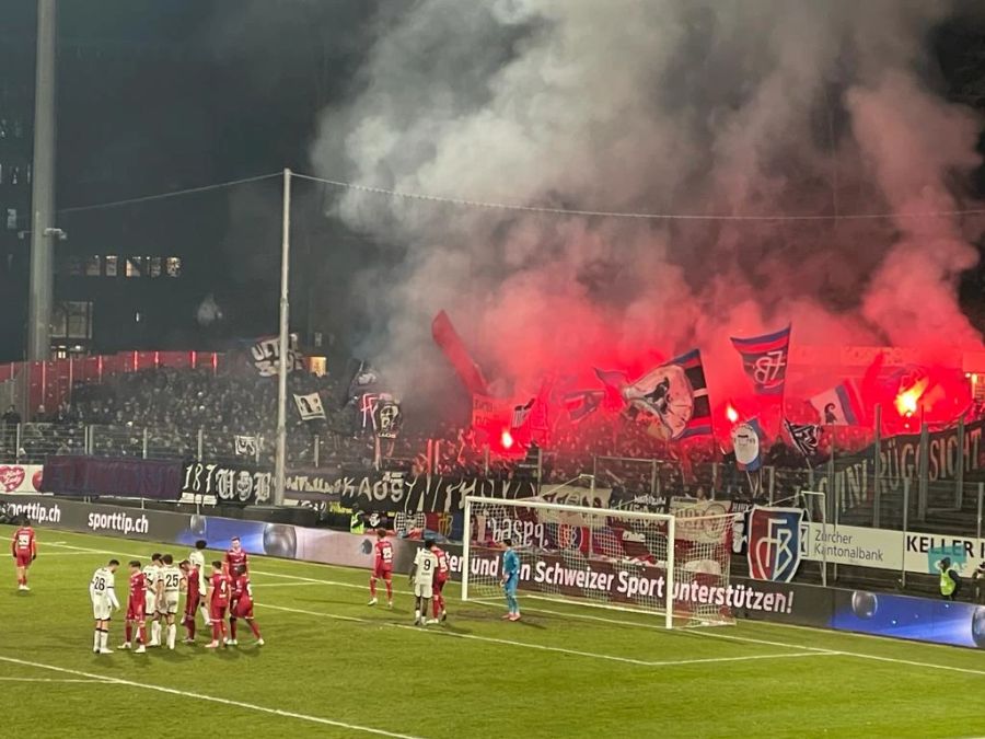 Insgesamt spart der FCB-Fanblock nicht mit Pyrotechnik.