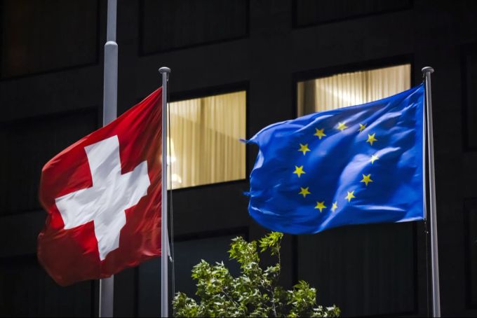 Eine Flagge der EU und der Schweiz flattern im starken Wind, aufgenommen am 1. Dezember 2021 beim Flughafen Zürich Kloten. Schweiz EU Flagge