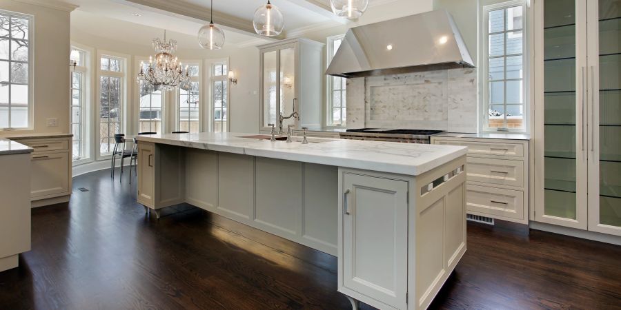Eine Kücheninsel ist das Herzstück in jeder Wohnküche und verbindet Design mit Funktionalität.