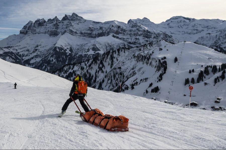 Gemäss neusten Schätzungen verletzen sich rund 63'000 Personen beim Ski- und Snowboardfahren auf Schweizer Pisten. (Symbolbild)