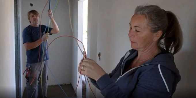 Auswanderer Alain und Anita bauen ihr Haus neu auf. srf