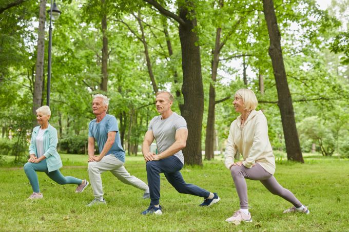 Sogenanntes funktionelles Training setzt auf Übungen mit dem eigenen Körpergewicht. Auch Oberschenkel können da gut gefordert werden. Frauen Männer Wald Sport