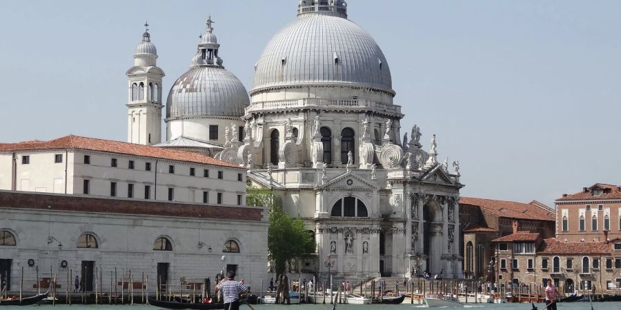 Sightseeing per Gondel: Die Eintrittsgebühr für Tagestouristen in Venedig beträgt fünf Euro und gilt 2024 an zunächst 29 Tagen.