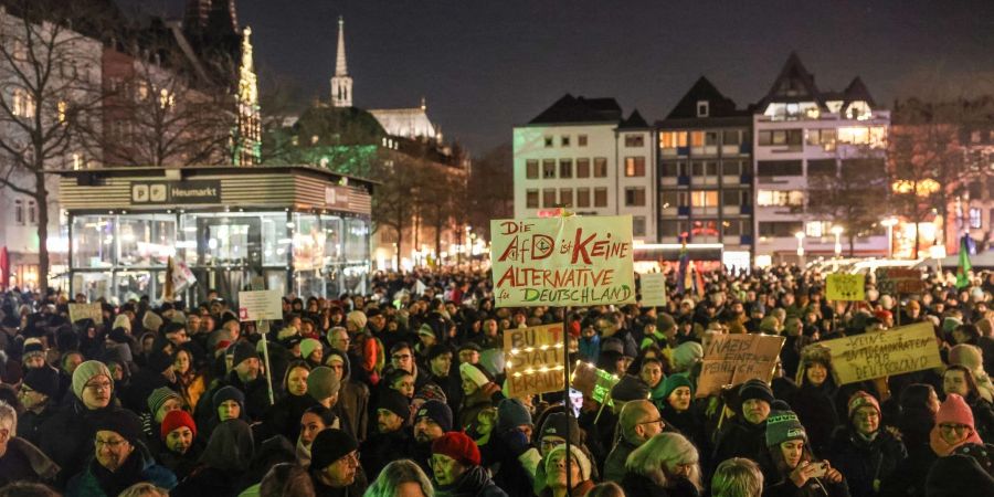 Menschen demonstrieren gegen den Rechtsruck.