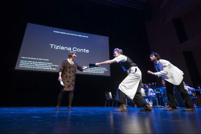 Die freischaffende Kulturjournalistin Tiziana Conte, links, erhält den Schweizer Preis Darstellende Künste 2023 am 6. Oktober 2023, in Lugano TI. Tiziana Conte Darstellende Künste