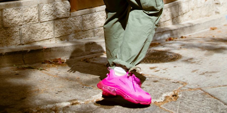 mann trägt pinke sneaker