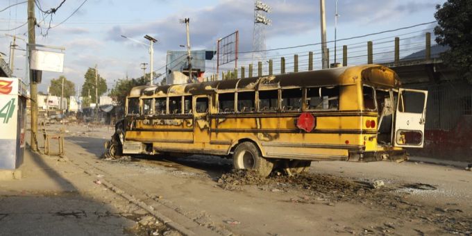 Ausgebrannter Bus am 29. Februar in Haitis Hauptstadt Port-au-Prince. Ausgebrannter Bus Haiti Gewalt