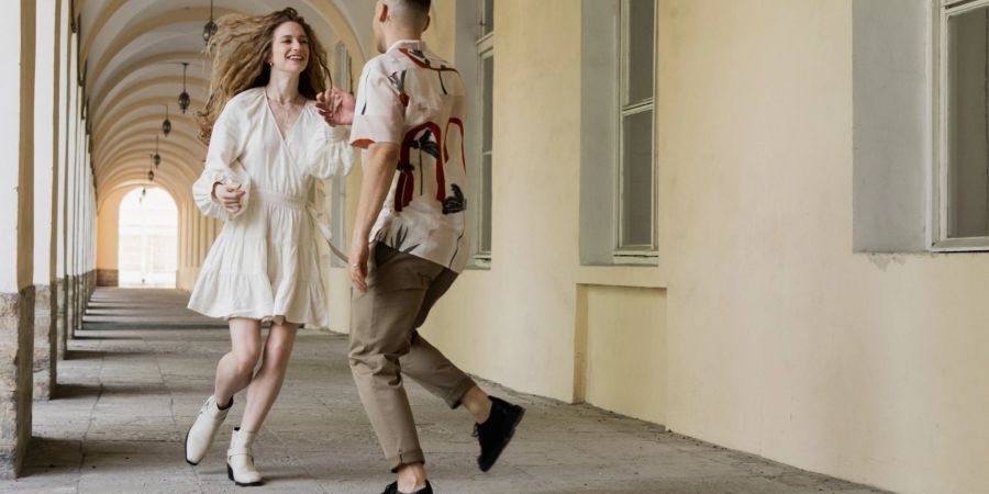 Sommerlicher Look mit Stiefeln: Ein luftiges Kleid macht es möglich.