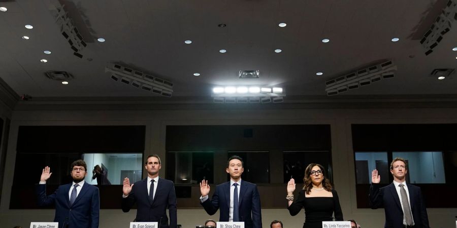 Mark Zuckerberg (Meta, v.r.), Linda Yaccarino (X), Shou Zi Chew (TikTok), Evan Spiegel (Snap) und Jason Citron (Discord) zu Beginn der Anhörung in Washington.