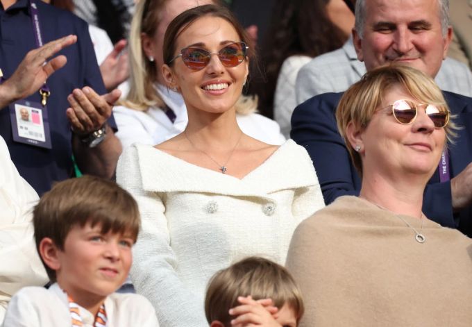 Ehefrau Jelena (mitte) und Sohn Stefan (unten links) rühren Novak Djokovic nach dem Wimbledon-Final zu Tränen. Jelena und Stefan