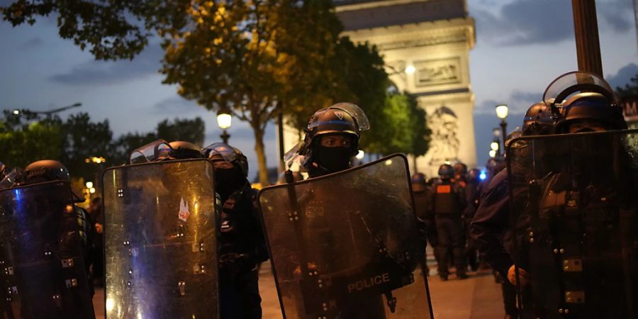 Polizisten patrouillieren am Samstag vor dem Arc de Triomphe auf der Champs Elysees in Paris. Foto: Christophe Ena/AP