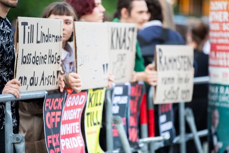 Die Vorwürfe gegen Till Lindemann sorgten auch in Österreich für Diskussionen und Proteste.